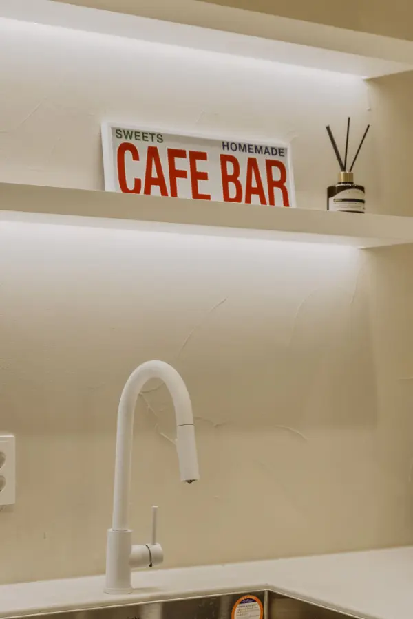 LED 간접조명과 카페 사인이 있는 미니 바 공간